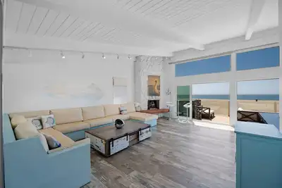 Image de Airy Silver Strand Beachfront Retreat-- with large deck and spa!