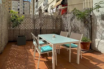 Image de Appartement de 2 chambres à Ruzafa avec un patio intérieur très ensoleillé.