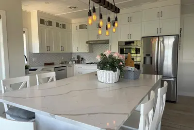 Image de Long term rental only! Gorgeous Lakefront Property on Kalamalka Lake.
