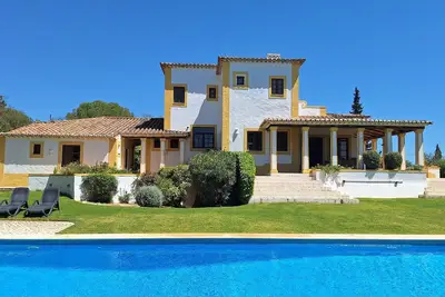 Image de Spacious villa with loads of character and panoramic sea view