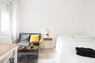 Spacieux studio éclairé au centre de Montmartre