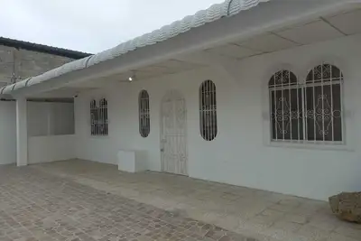 Image de 5 blocks from the beach, family friendly. A/C, hot tub and more