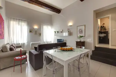 Image de Bright Red Suite, 5 minutes from the Station and the Duomo