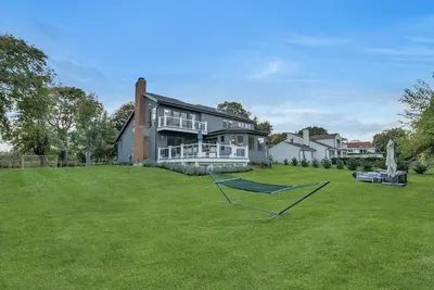 Image de Contemporary Colonial home with pristine Peconic bay views, steps to. . .