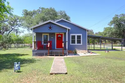 Image de Peaceful Lower Downtown Bandera, King Bed, Pet Friendly w/ Large Fenced Yard!