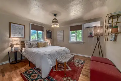 Image de Cozy Boho Bungalow in Eugene!