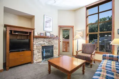 Image de 3506 - One Bedroom + Den Standard Powderhorn Lodge by RedAwning