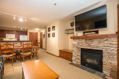 Image de 3216 - One Bedroom + Den Standard Powderhorn Lodge by RedAwning