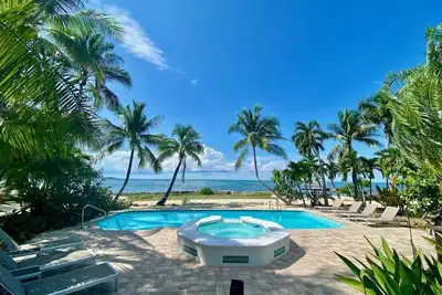 Image de Sunsets in Paradise~ Gulf Front Pool Home, 22' Dock, Kayaks, Bikes & Paddleboards