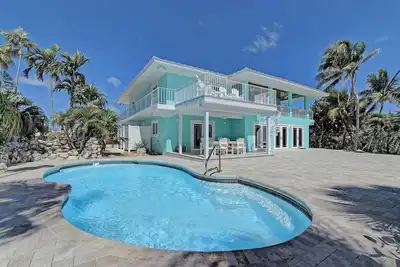Pier Pressure~ Luxury Waterfront Pool Home, 100' Dock