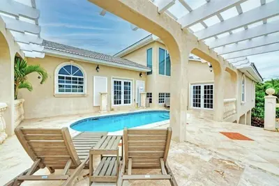 Reel Relaxin` ~ Luxury Waterfront Pool Home