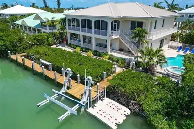 Image de Angler & Ale~ Waterfront Pool Home, Hot Tub & 60' Dock!