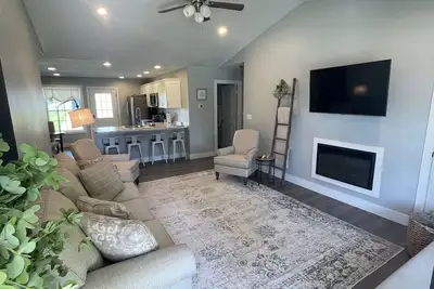 Image de Simply Charming Nest-Nearly brand new, central, super clean, well appointed.