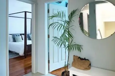 Image de Stylish 3-br Brookline condo, steps to Wash Sq T!