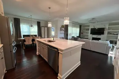 Image de Lux House! Hot Tub! 4 min to campus. Golf lot