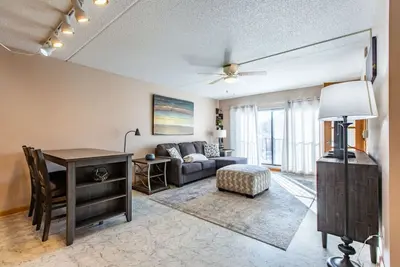 Comfy 1 bed/1 bath - 6 blocks from Mayo