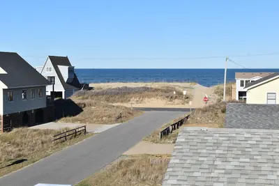 Image de Ocean Views with a 1 minute walk to beach access! Linens & Bath Towels included!