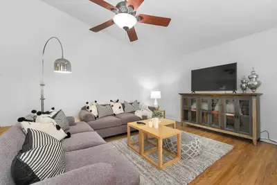 Image de Gorgeous Home, Deck Views & Sport Court