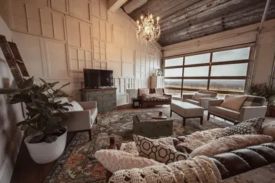 Image de Sleep in a barn while enjoying the luxury accommodations  and friendly farm animals on property!