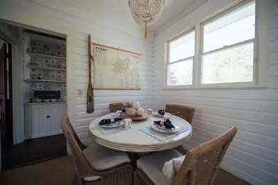 Image de The ultimate cottagecore experience in a serene lake country setting overlooking Silver Lake