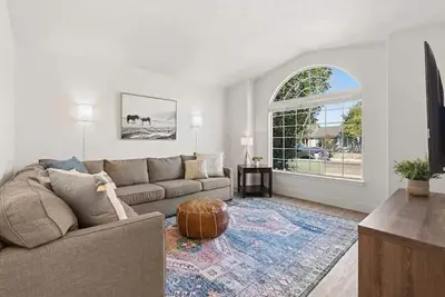 Image de Huge backyard, Bbq, & firepit