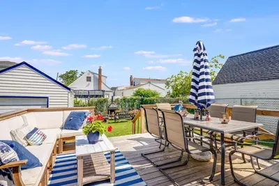 Image de Harbor Water Views: Embrace the Tranquil Tide at this Oasis escape!