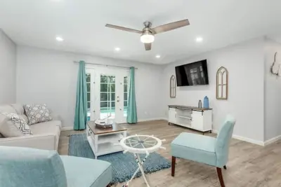 Image de Noteworthy Nautical Niche | 4/2 w/ Pool & Garage