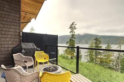 Image de Oceanfront, Marina & Mountain views- pet friendly