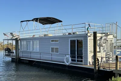 Image de Awesome retreat on the water with sunrise