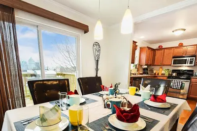 Image de Peaceful Escape Just Minutes To Downtown and Convention Center With Deck, Garage