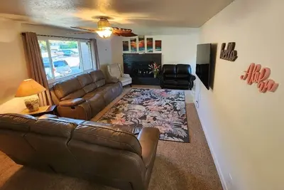Image de Gorgeous island-themed retreat sleeps 30 in Orem, Ut!