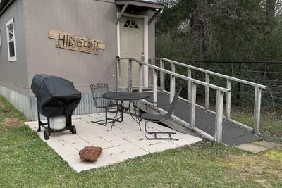 Image de The Hideout<br>Less than 5 minutes from Lake Palestine. Seventy five a nt.