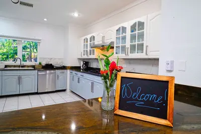 Image de Spacious Open Concept Large family house with 3 bedrooms. Amazing space.