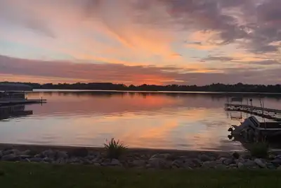 Image de Lake Cabin with Hot Tub, Updated, Flat Lot, Sandy Beach, Games and Lake Toys!