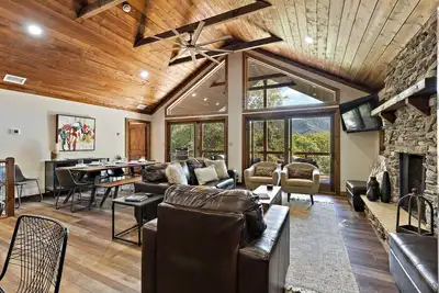 Image de Upscale Mountain Cabin w/ Living Room Views