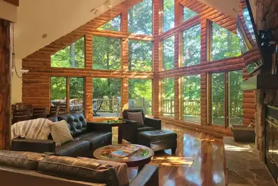Image de Shanty Creek · Spacious 5-bdr cabin w/hot tub & golf course view!