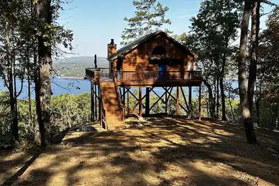 Image de Crockett's Escape Treehouse on Greers Ferry Lake