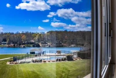 Image de Great condo with lake\/mountain views, pools, gym, tennis & beach access