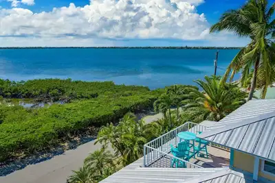 Image de Slice of Paradise: Captivating Open Water Views, Deep Canal, Dockage, Heated Pool, and Pet-Friendly!
