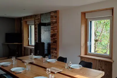 Image de Villa au calme, 4 chambres, jacuzzi, piscine et terrain arboré privatifs.