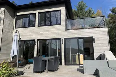 Image de Le Panache: Bord de lac, Spa, Table billard, Laurentides