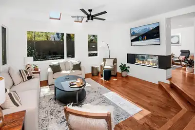 Image de New Listing! Luxury Kitchen| Fireplace| Private Hot Tub| On Bus Loop