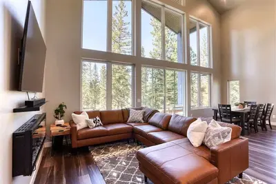 Image de Luxury 4 bed/4 bath + Near skiing + Hot tub + Loft