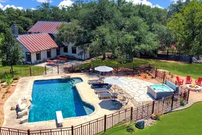 Image de 6br Modern Farmhouse with Swimming Pool & Hot Tub