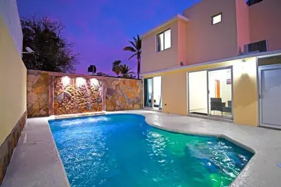 Image de Poolside Retreat | Lounge, Parking, Near Downtown