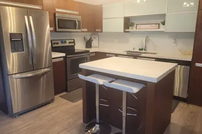 Image de Elegant Condo near Airport, Restaurants and Park. Free parking