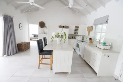 Image de Modern 3 bedroom with pool, 5 minute walk to beach