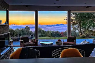 Image de Hillcrest Glasshouse - a minimalist modern retreat