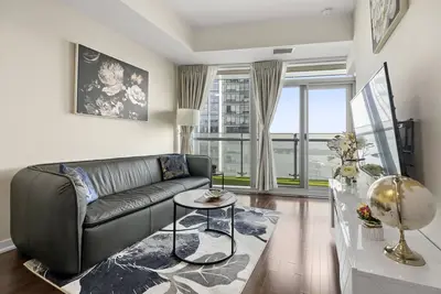 Image de Luxurious lakeview condo near Scotiabank Arena with parking