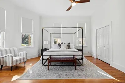 Image de Newly Renovated, Historic 2bd/2ba Downtown Condo w/ Parking